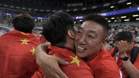 “德约科维奇发球制胜，2-0完胜迪米特洛夫，迈阿密站决赛在即瞄准百冠里程碑”