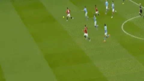 《足坛财富巅峰对决：皇马三连冠荣耀，曼联滑落至第八位争夺战》